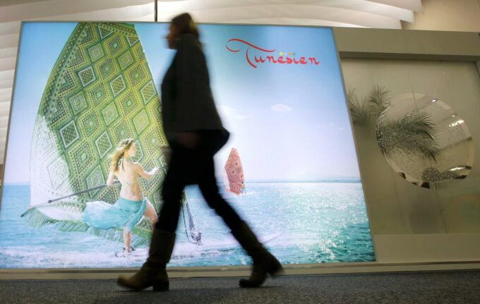 السياحة وتحويلات المغتربين تخفف ضغط الدين في تونس