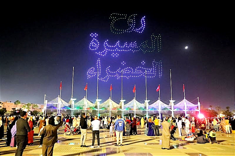 بالصور..سماء مدينة العيون تتلألأ بالأضواء احتفاء بالذكرى الخمسين للمسيرة الخضراء المجيدة