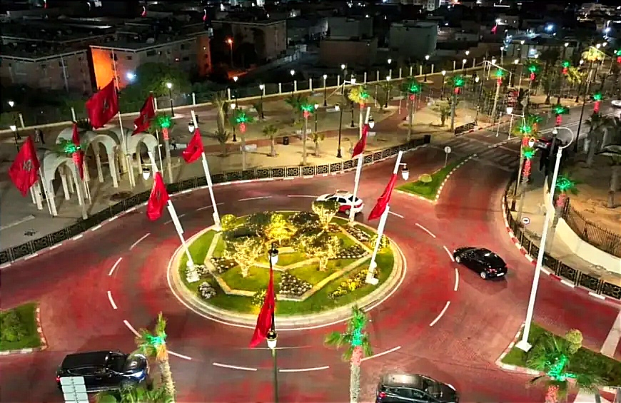 بالصور..سماء مدينة العيون تتلألأ بالأضواء احتفاء بالذكرى الخمسين للمسيرة الخضراء المجيدة