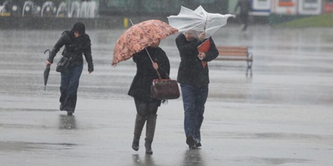 الأجواء غائمة مع نزول أمطار وتسجيل هبات رياح قوية بمختلف مناطق المملكة المغربية