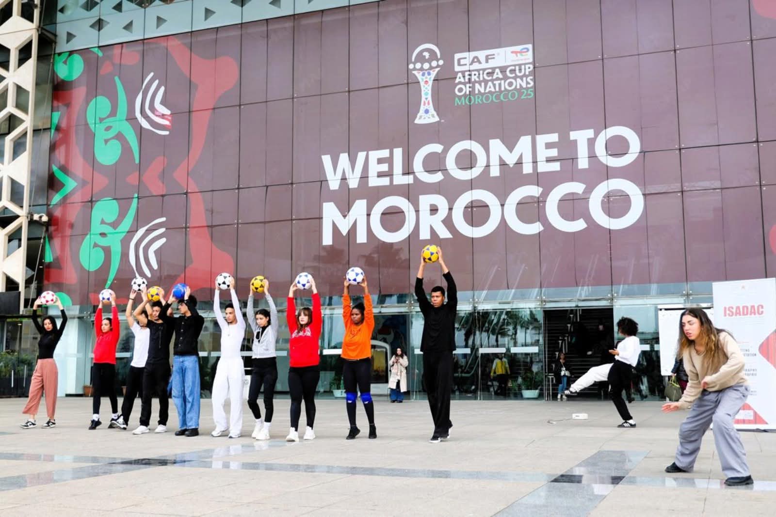 بالصور .. احتفاء بكأس أمم إفريقيا 2025.. مزيج بين الفن والرياضة في عرض “موج” بمحطة الرباط-أكدال 