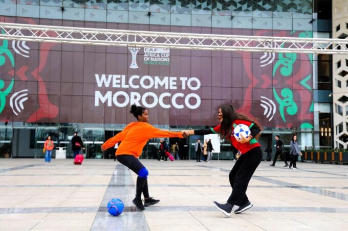 بالصور .. احتفاء بكأس أمم إفريقيا 2025.. مزيج بين الفن والرياضة في عرض “موج” بمحطة الرباط-أكدال