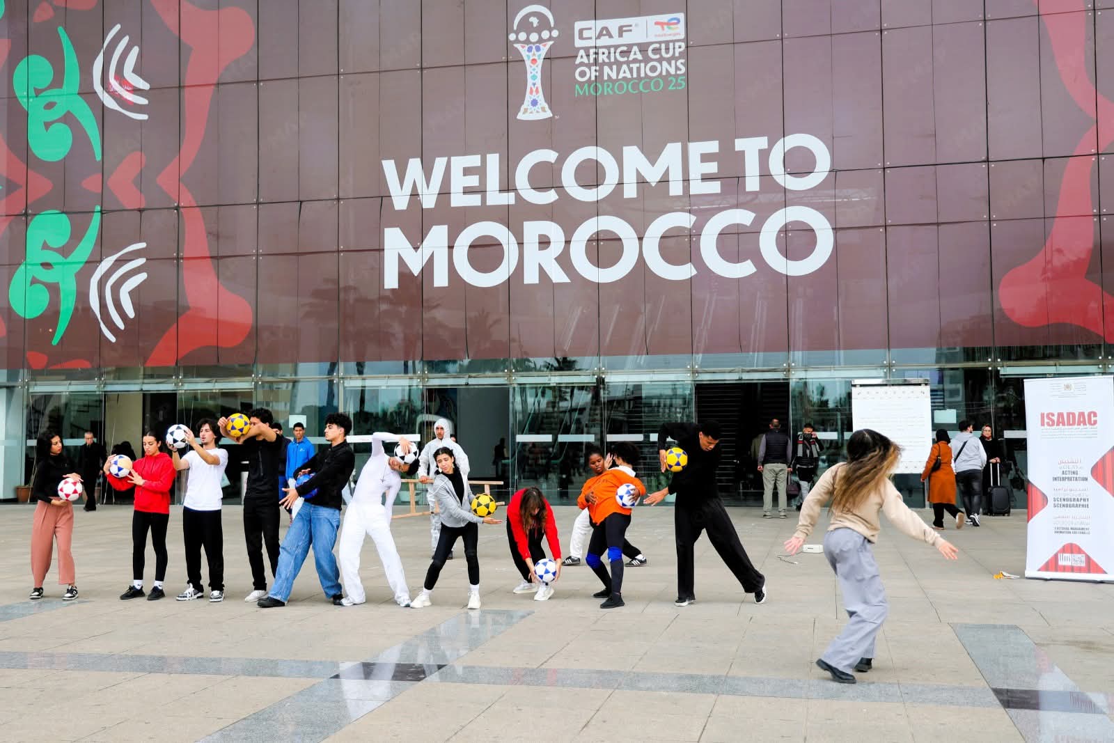 بالصور .. احتفاء بكأس أمم إفريقيا 2025.. مزيج بين الفن والرياضة في عرض “موج” بمحطة الرباط-أكدال 