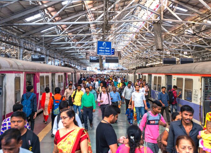 إلغاء الرحلات الجوية في الهند يدفع المسافرين نحو القطارات