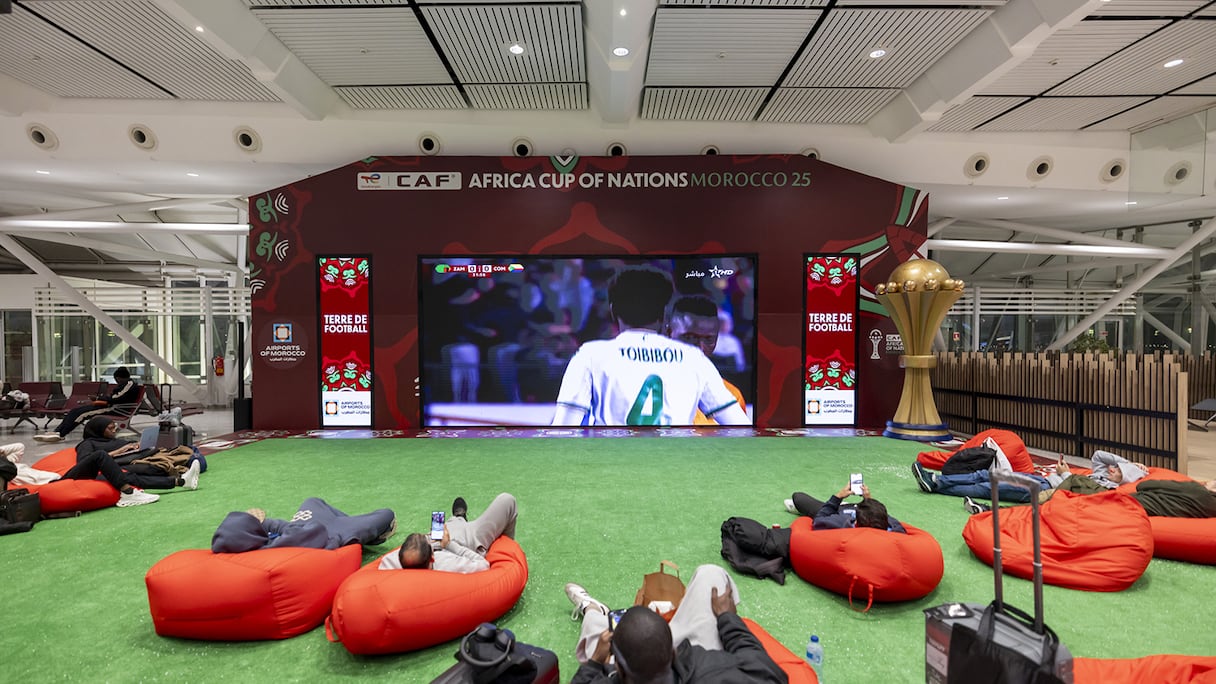 مع تقدم المنتخب المغربي خطوة نحو اللقب..مطارات المملكة تتنفس كرة القدم داخل فضاءات المشجعين