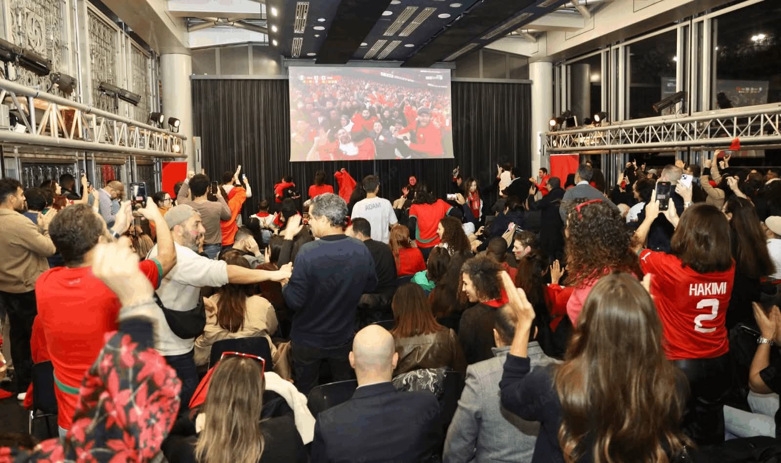 من معهد العالم العربي إلى الشانزيليزيه.. باريس تحتفي بتأهل أسود الأطلس إلى نهائي الكان