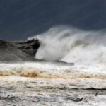 تحذير جوي يدعو لتجنب الأنشطة البحرية والابتعاد عن الشواطئ بسبب ارتفاع الأمواج