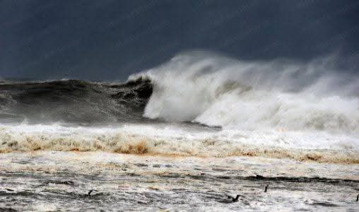 تحذير جوي يدعو لتجنب الأنشطة البحرية والابتعاد عن الشواطئ بسبب ارتفاع الأمواج
