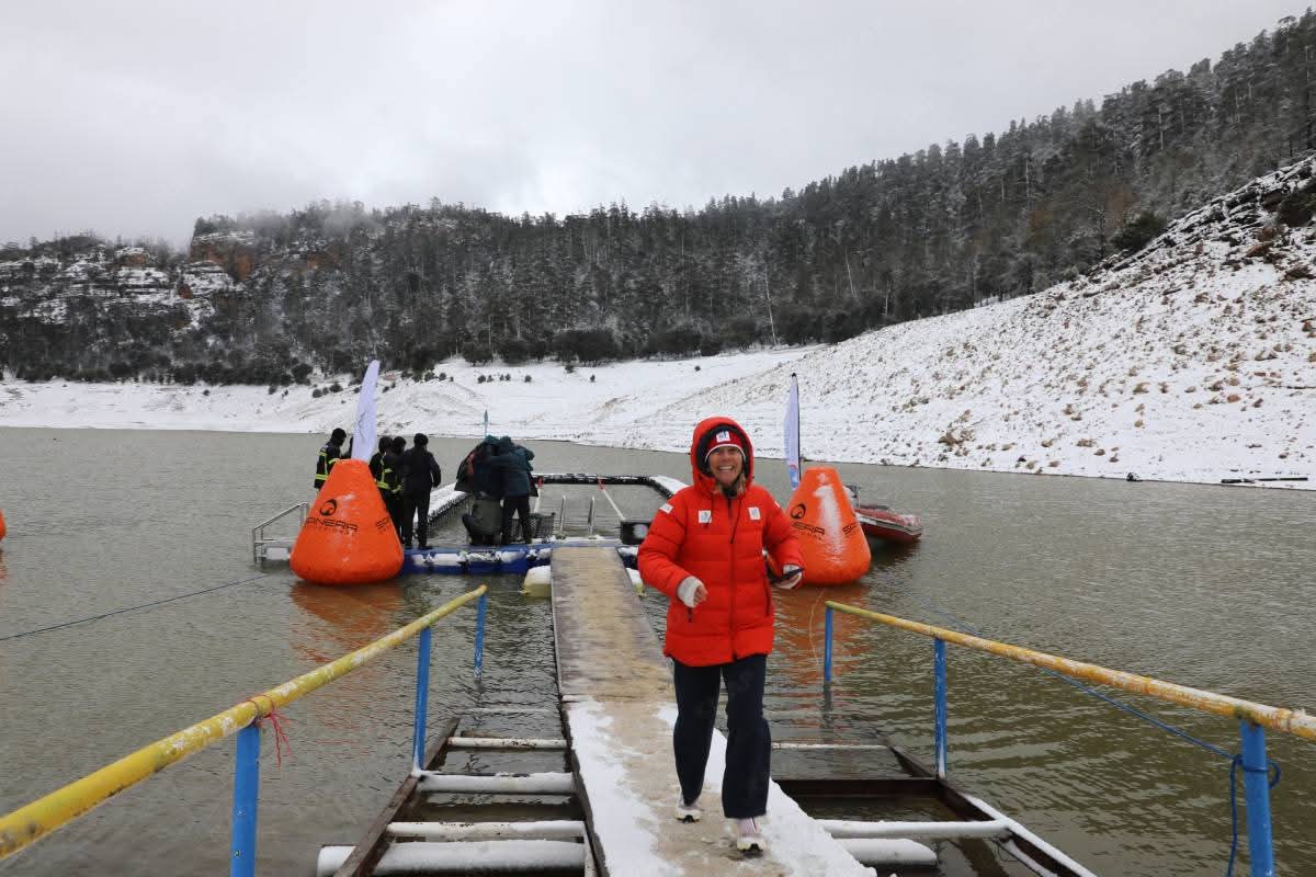 بحيرة أكلمام أزكزا.. وجهة سياحية شتوية تستقطب سباحين دوليين في تظاهرة المياه الباردة