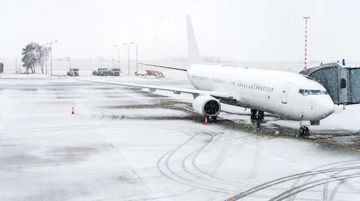 أمطار متجمدة تعطل حركة النقل والمطارات في وسط أوروبا