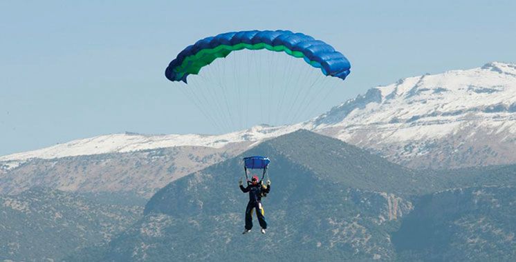 بني ملال تحتضن رحلة تعريفية دولية للترويج لسياحة القفز بالمظلات والرياضات الجوية