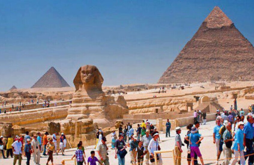 مصر ترفع رسوم تأشيرة دخول الأجانب إلى 30 دولاراً أول مارس