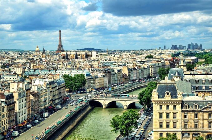 فرنسا تستقبل 102 مليون سائح في 2025 وإيرادات قياسية بـ77.5 مليار يورو تعزز نمو الاقتصاد