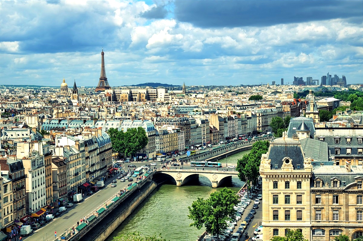فرنسا تستقبل 102 مليون سائح في 2025 وإيرادات قياسية بـ77.5 مليار يورو تعزز نمو الاقتصاد
