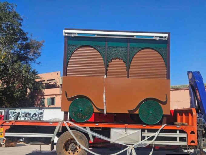 ساحة جامع الفنا تعتمد عربات عصرية لبيع العصائر في خطوة لتنظيم الفضاء وتعزيز جاذبيته السياحية