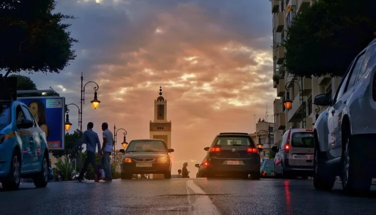 الأجواء غائمة مع نزول زخات مطرية بمختلف مناطق المملكة المغربية