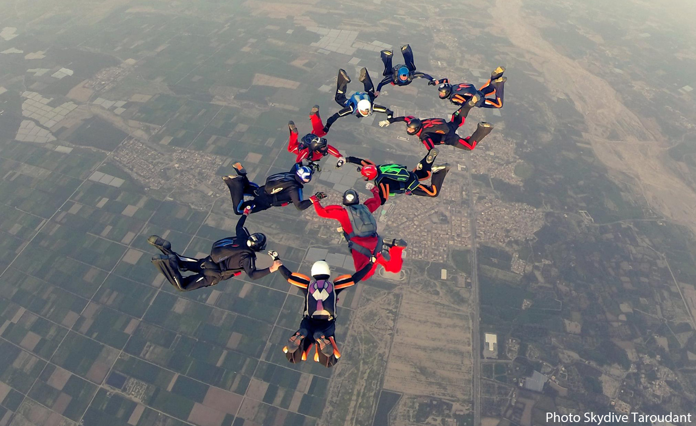 بين الأطلس وسهول سوس.. مطار سيدي دحمان بتارودانت يتحول إلى قبلة عالمية لعشاق القفز بالمظلات والسياحة الرياضية