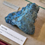 متحف التاريخ الطبيعي بلندن يكشف لغز معدن أزرق نادر اكتُشف بالمغرب قبل ثلاثة عقود