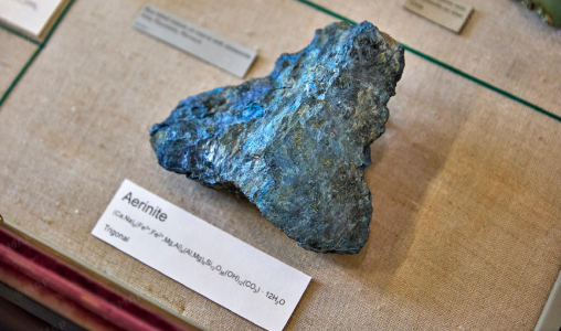متحف التاريخ الطبيعي بلندن يكشف لغز معدن أزرق نادر اكتُشف بالمغرب قبل ثلاثة عقود