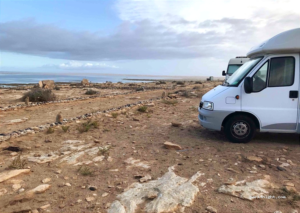 "بحيرة النعيلة" تتصدر وجهات الكرفانات.. وتجذب سياح أوروبا الباحثين عن الهدوء والشمس