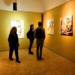 الصويرة: معرض “رحلتي مع المرأة”، غوص في عوالم الصمود والعلاج بالفن