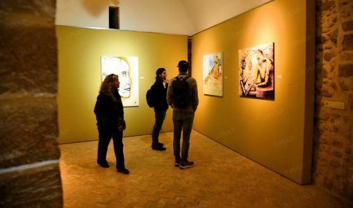 الصويرة: معرض “رحلتي مع المرأة”، غوص في عوالم الصمود والعلاج بالفن