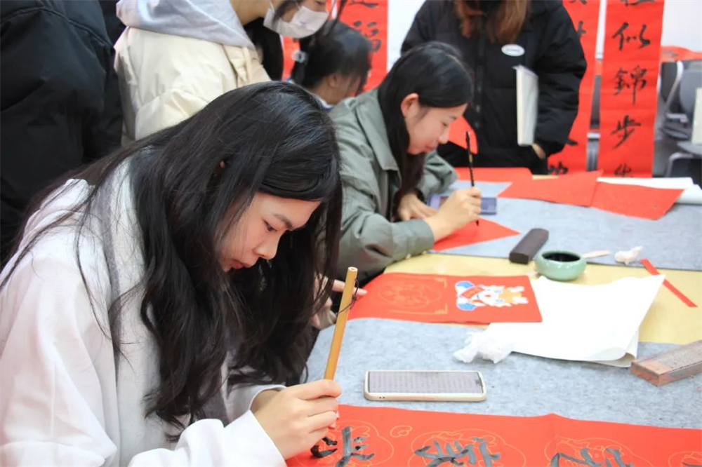 طنجة تحتفي بجماليات الخط الصيني.. افتتاح معرض “لانتينغ” في يومه العالمي