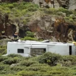 حادث مأساوي في جزر الكناري.. سقوط حافلة سياحية يخلّف قتيلاً وعشرات المصابين