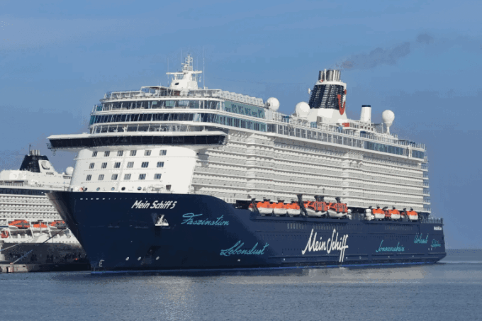 تقلبات حادة في مضيق هرمز.. ارتباك الملاحة وعودة مفاجئة للسفن السياحية رغم التوترات