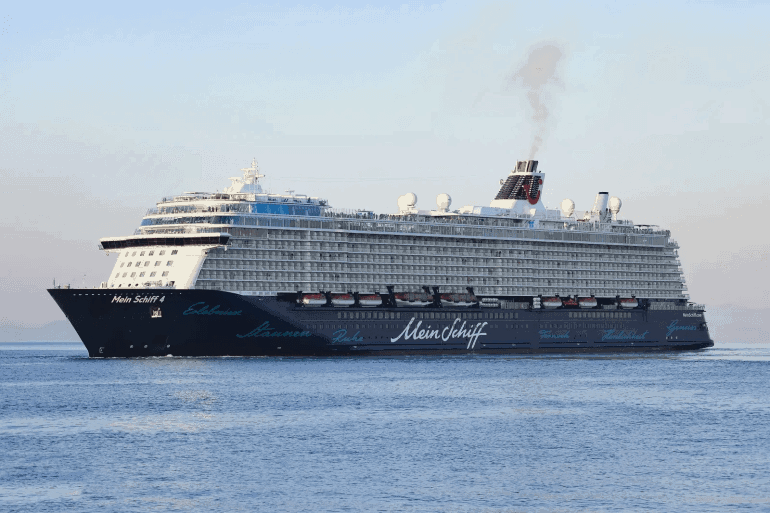 تقلبات حادة في مضيق هرمز.. ارتباك الملاحة وعودة مفاجئة للسفن السياحية رغم التوترات