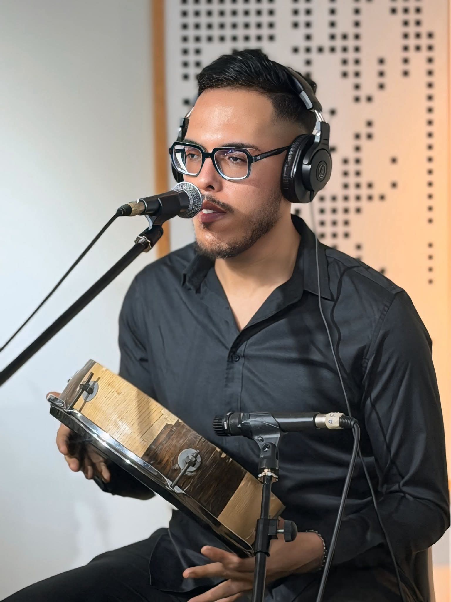 صور من الكواليس تُشعل مواقع التواصل.. يوسف كسو يستعد لطرح جديده الفني