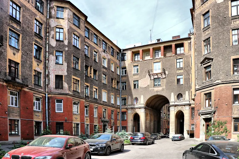 سانت بطرسبرغ تُدرج مبنى “سالنيكوف” ضمن قائمة التراث الثقافي وتفرض حمايته القانونية