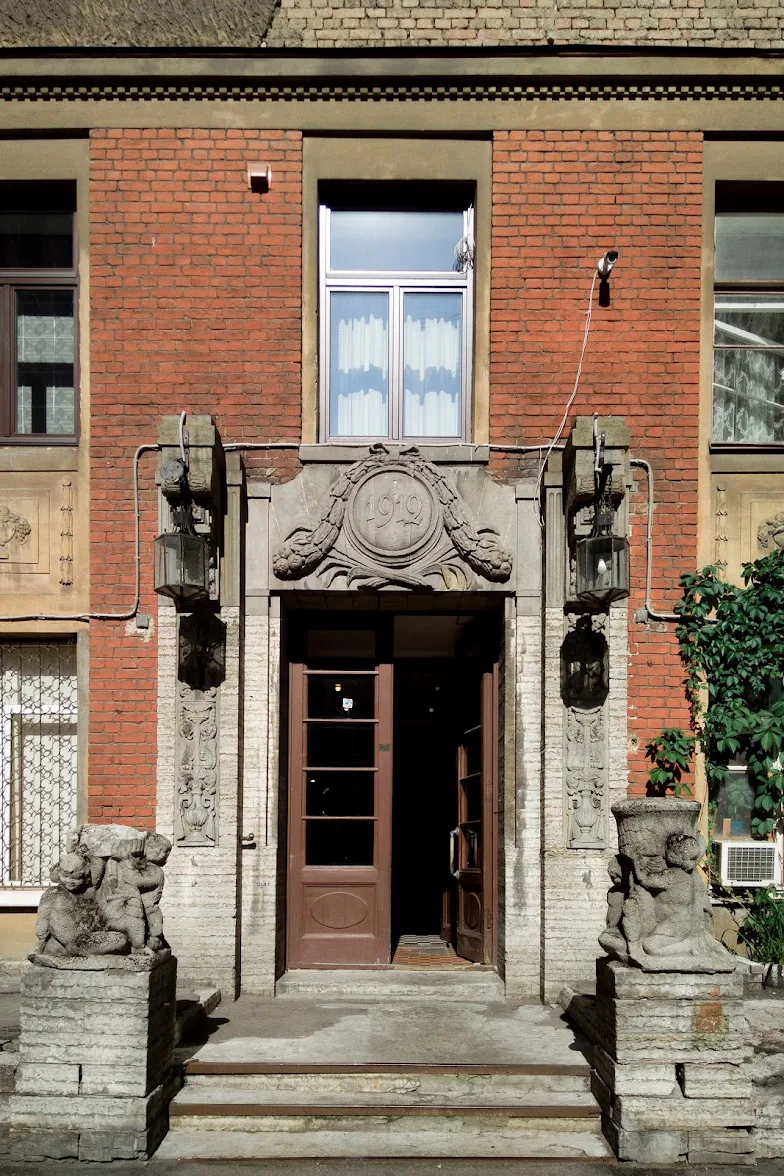 سانت بطرسبرغ تُدرج مبنى “سالنيكوف” ضمن قائمة التراث الثقافي وتفرض حمايته القانونية