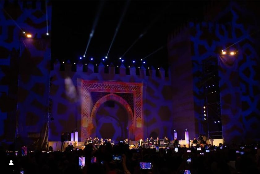 سامي يوسف يحيي ليالي فاس الروحية.. عرض عالمي يمزج السماع الصوفي بالموسيقى الكونية في باب الماكينة