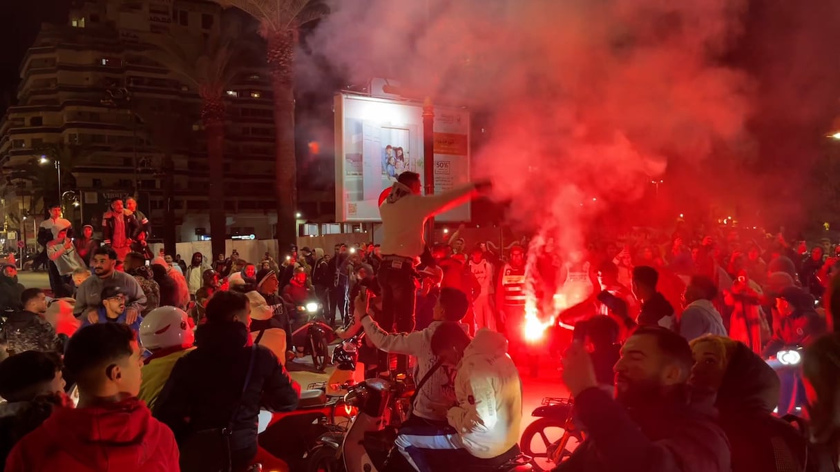 الجماهير المغربية تغزو الشوارع احتفالا بعبور أسود الأطلس إلى ثمن نهائي كأس العالم