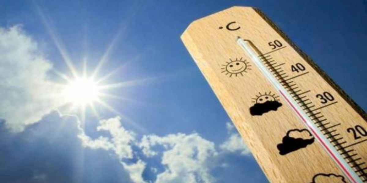 طقس حار مع تشكل سحب منخفضة كثيفة مرفوقة بكتل ضبابية