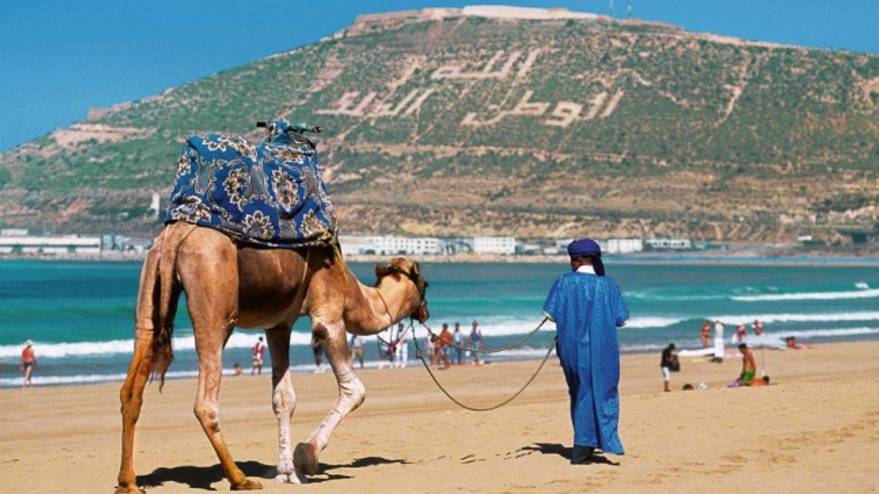 المغاربة بين السياحة الوطنية والدولية.. جودة الخدمات تحسم الاختيار