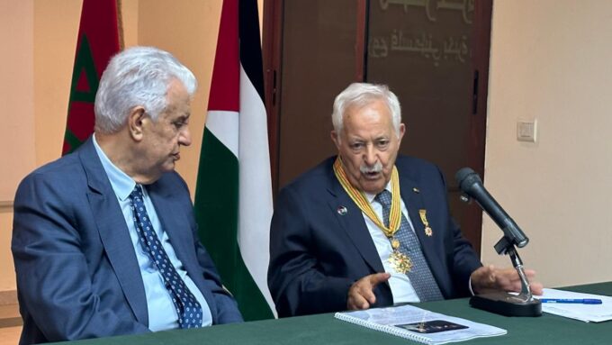 توشيح المدير السابق للمكتب الوطني للمطارات أحمد البياز بـ “وسام الرئيس ياسر عرفات”