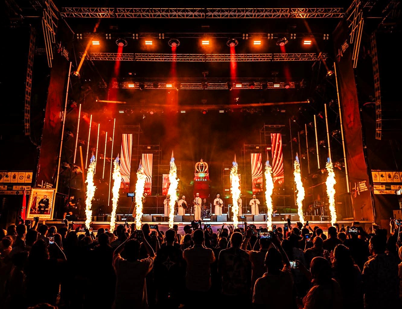 مهرجان إفران الدولي يفتتح دورته الثامنة بعروض فنية تراثية وجمهور غفير يحتفي بالموسيقى الأمازيغية