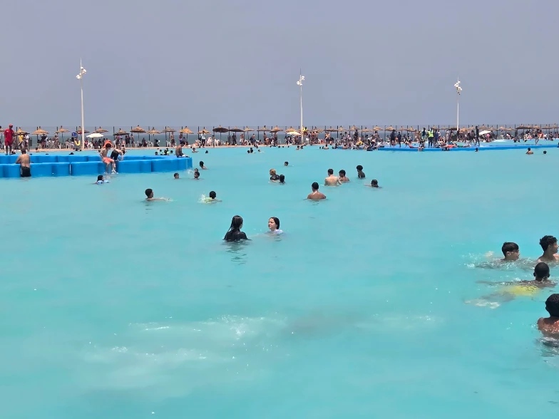 المسابح العمومية تنعش السياحة الداخلية وتتحول إلى ملاذ للمغاربة هربا من موجات الحر