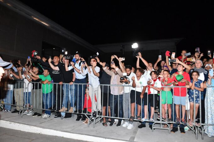استقبال جماهيري حافل لبعثة المنتخب المغربي لدى وصولها إلى أرض الوطن بعد مشوار مونديالي مميز
