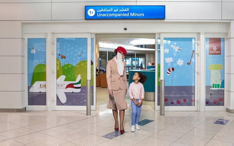 طيران الإمارات تستقبل أكثر من 3500 طفل مسافر.. وتطلق أكبر خطة لرعاية الأطفال المسافرين دون مرافق