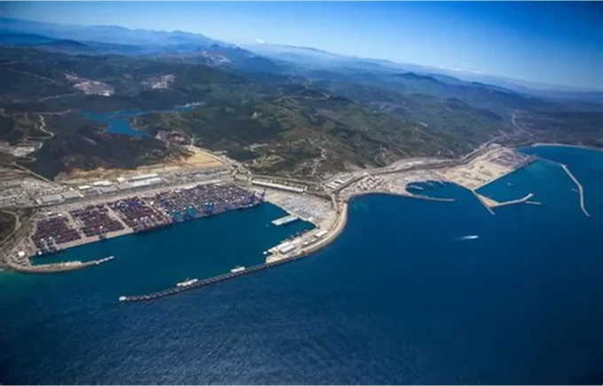 ميناء طنجة المتوسط يرتقي إلى الرتبة 16 عالميا في مناولة الحاويات