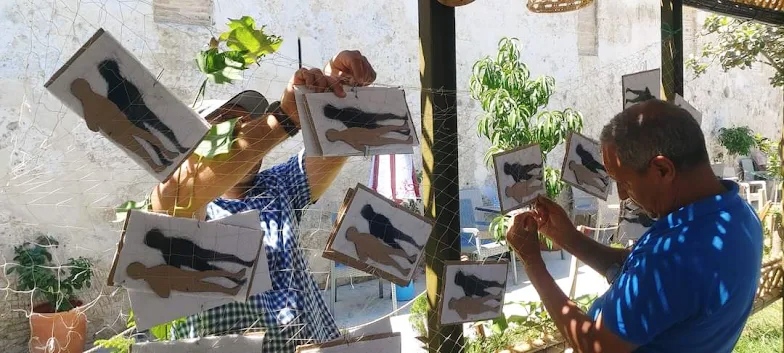مقهى "زريرق" بأصيلة.. ذاكرة بحرية عمرها 86 عاما تسرد حكايات الصيادين والمثقفين عند أسوار البرتغاليين
