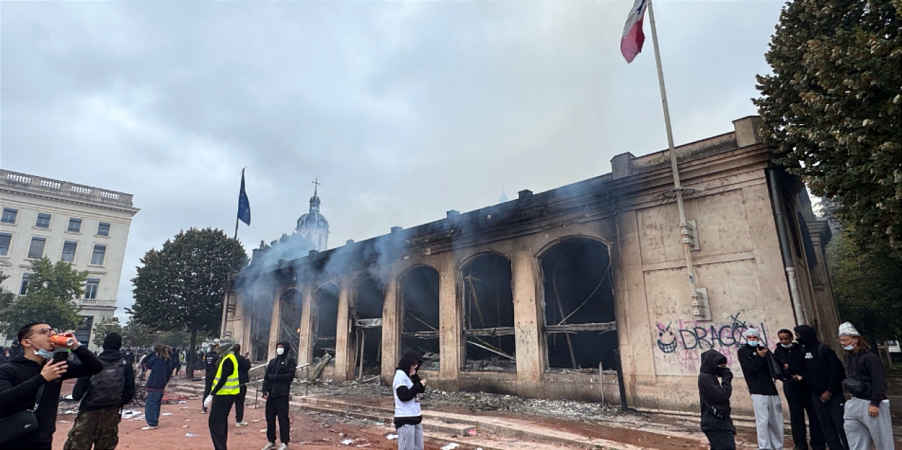 إحراق مكتب للسياحة في ليون الفرنسية خلال احتجاجات غلاء المعيشة.. مواجهات عنيفة وسط المدينة